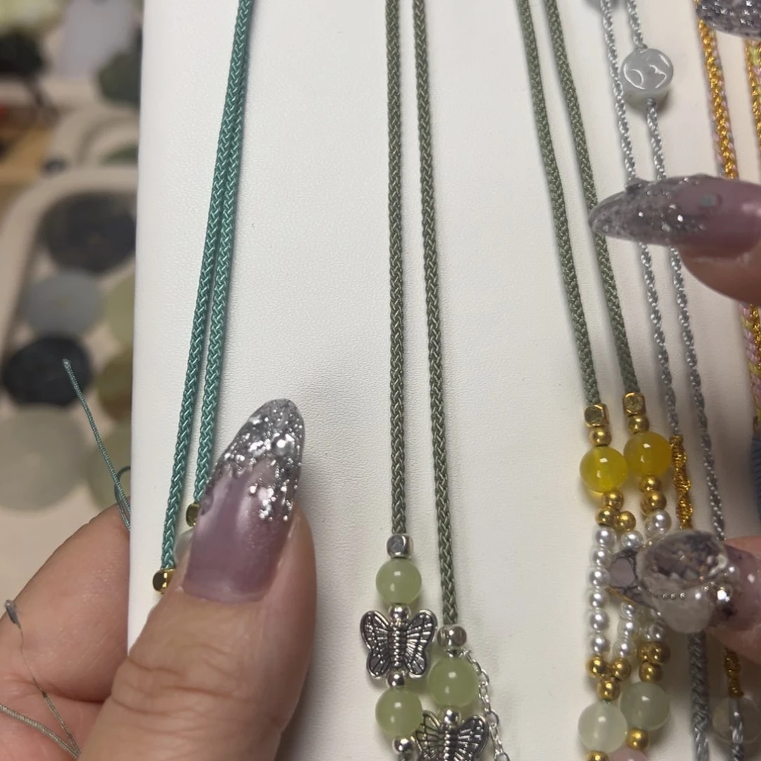 蛇纹石玉颈饰合金