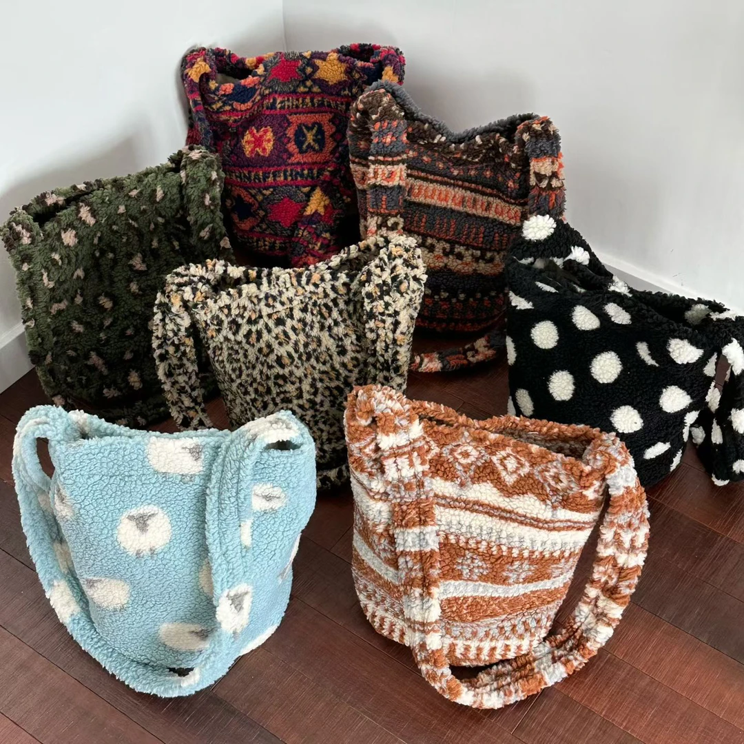 2025秋冬韩版民族风水桶包大学生通勤包ins慵懒毛呢大容量斜挎包