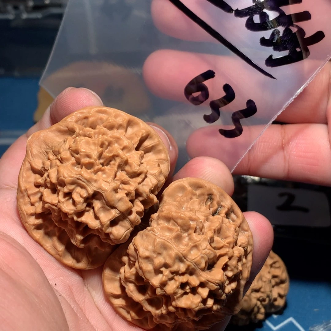 文玩核桃吊坠?****多官帽 633