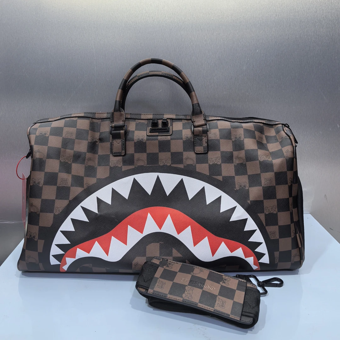 LX-121495-SPR经典棋盘格涂鸦小熊大容量斜挎手提旅行包