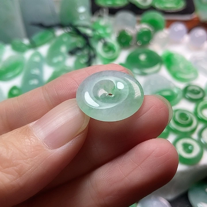 翡翠未镶嵌颈饰平安扣