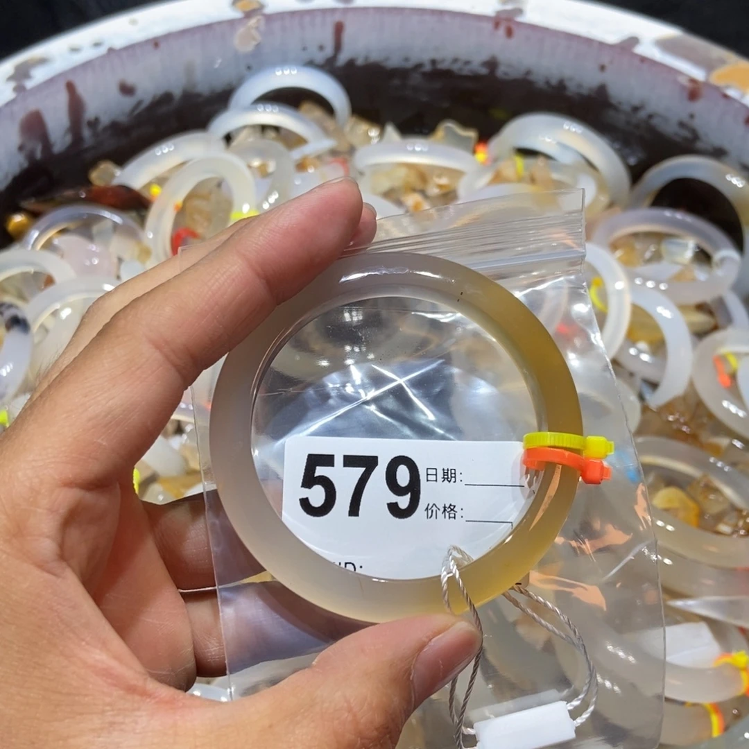 I***哟玛瑙/玉髓未镶嵌手镯