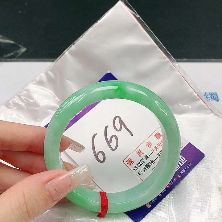 翡翠手镯未镶嵌阳*翡翠手镯