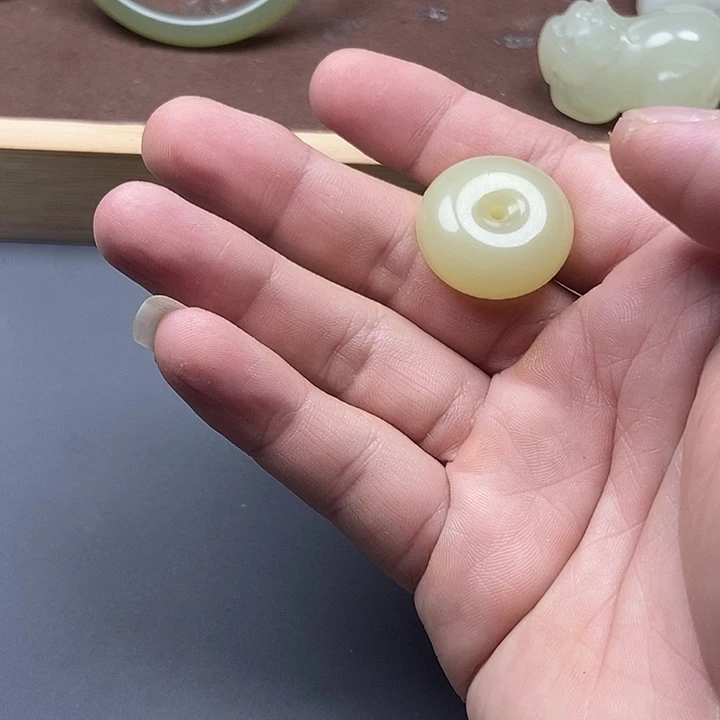 白****颈饰未镶嵌和田玉