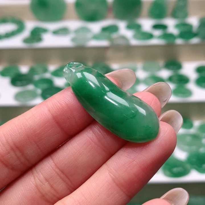 颈饰未镶嵌石英质玉