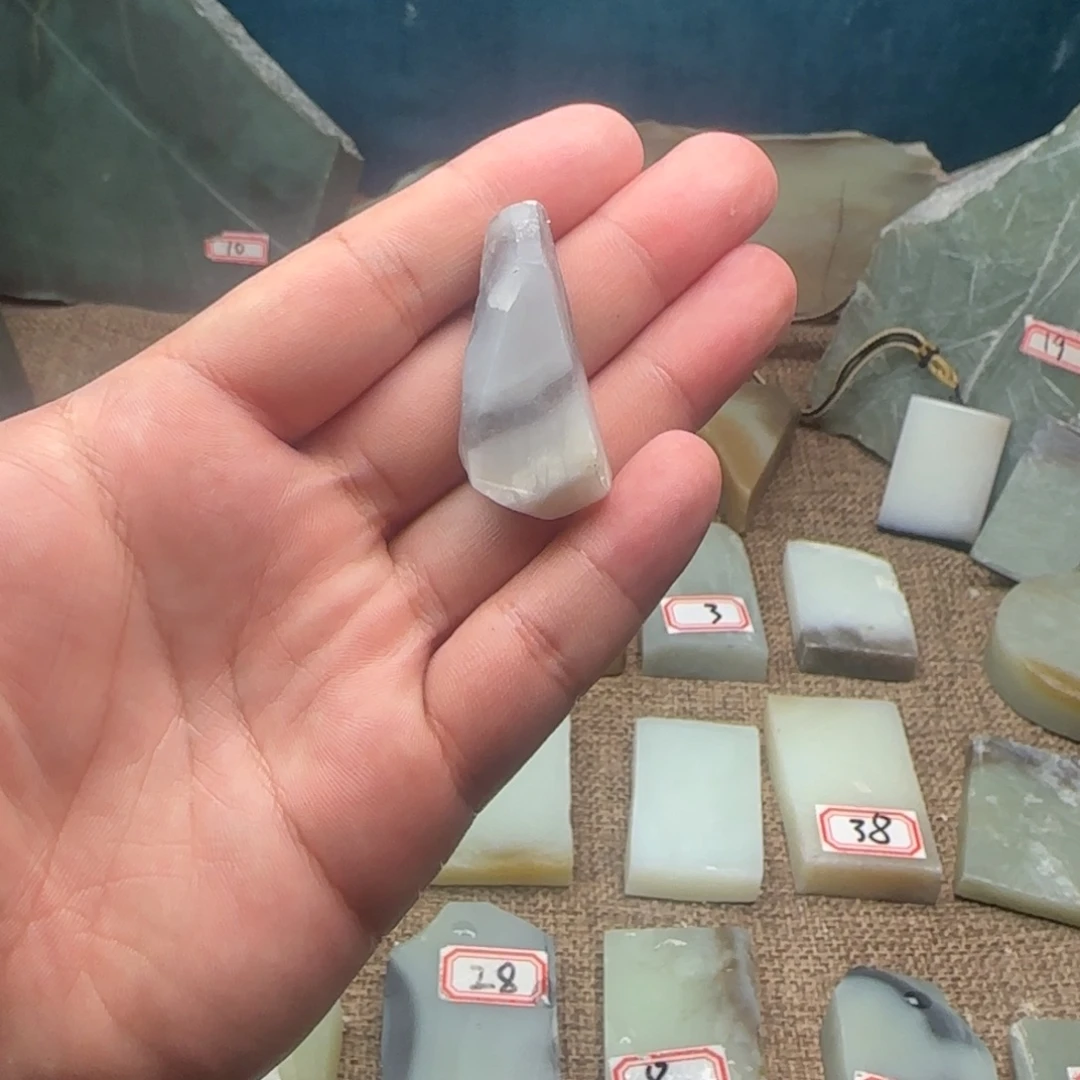 和田玉（糖玉）未镶嵌珠宝奇石