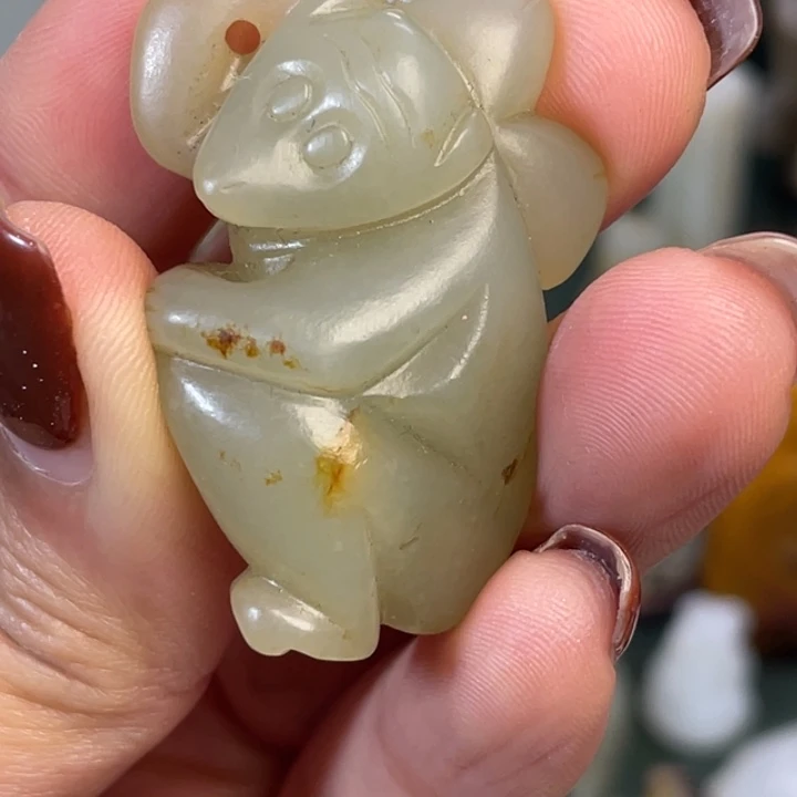 杨***智和田玉未镶嵌颈饰