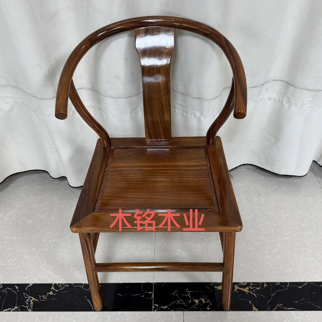 小v椅 半圈椅 进口檀木 有红木之称，含油、抗潮性极强，耐候性强。