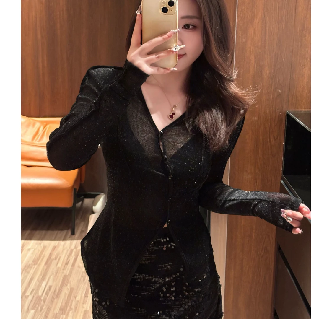 36702【 永夜星河 】法式性感收腰修身设计微透纯欲v领长袖 打底衫