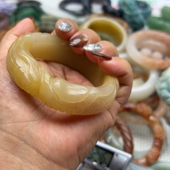 未镶嵌手镯石英岩玉