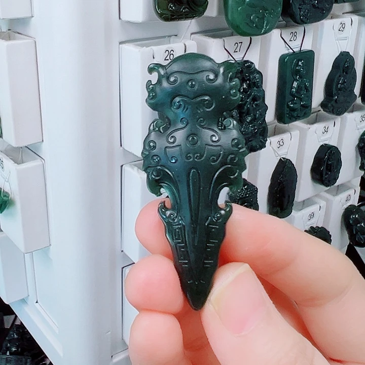 蛇纹石玉颈饰未镶嵌