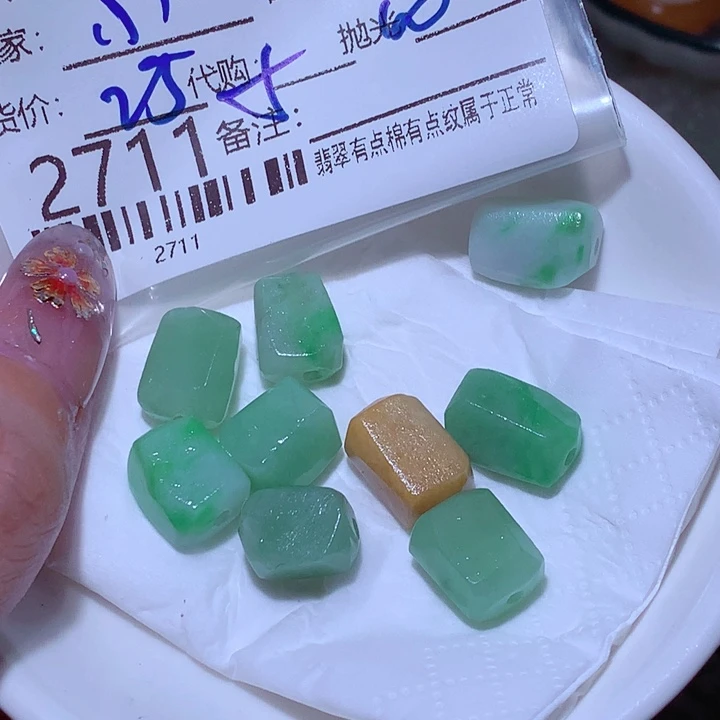 小***子翡翠未镶嵌挂件一