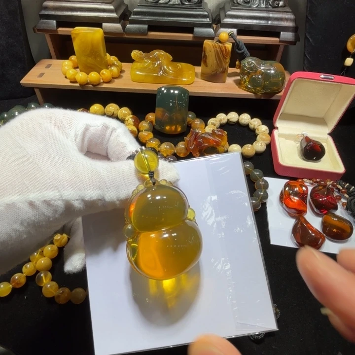 琥珀未镶嵌颈饰蓝珀净水品质26.8克