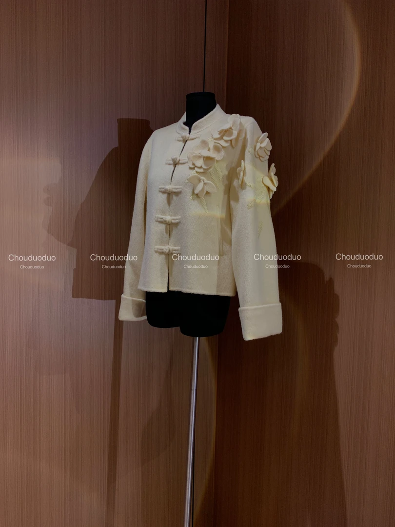 In a Chou 秋冬新中式羊毛奶黄立体花盘扣外套