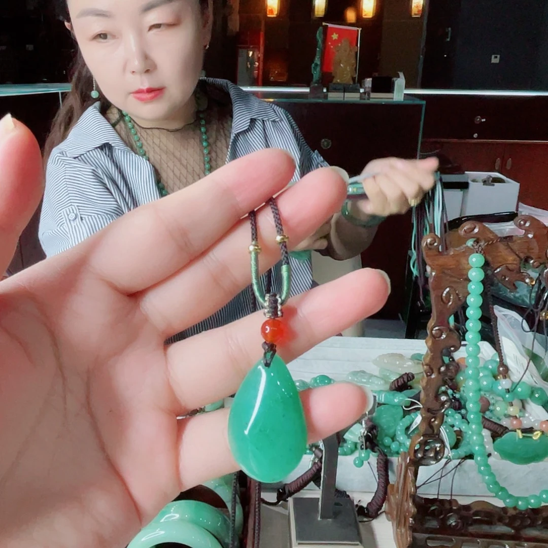 颈饰未镶嵌密玉（石英质玉）