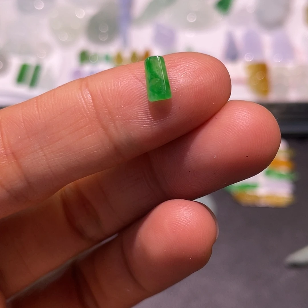 定制翡翠未镶嵌小阳绿