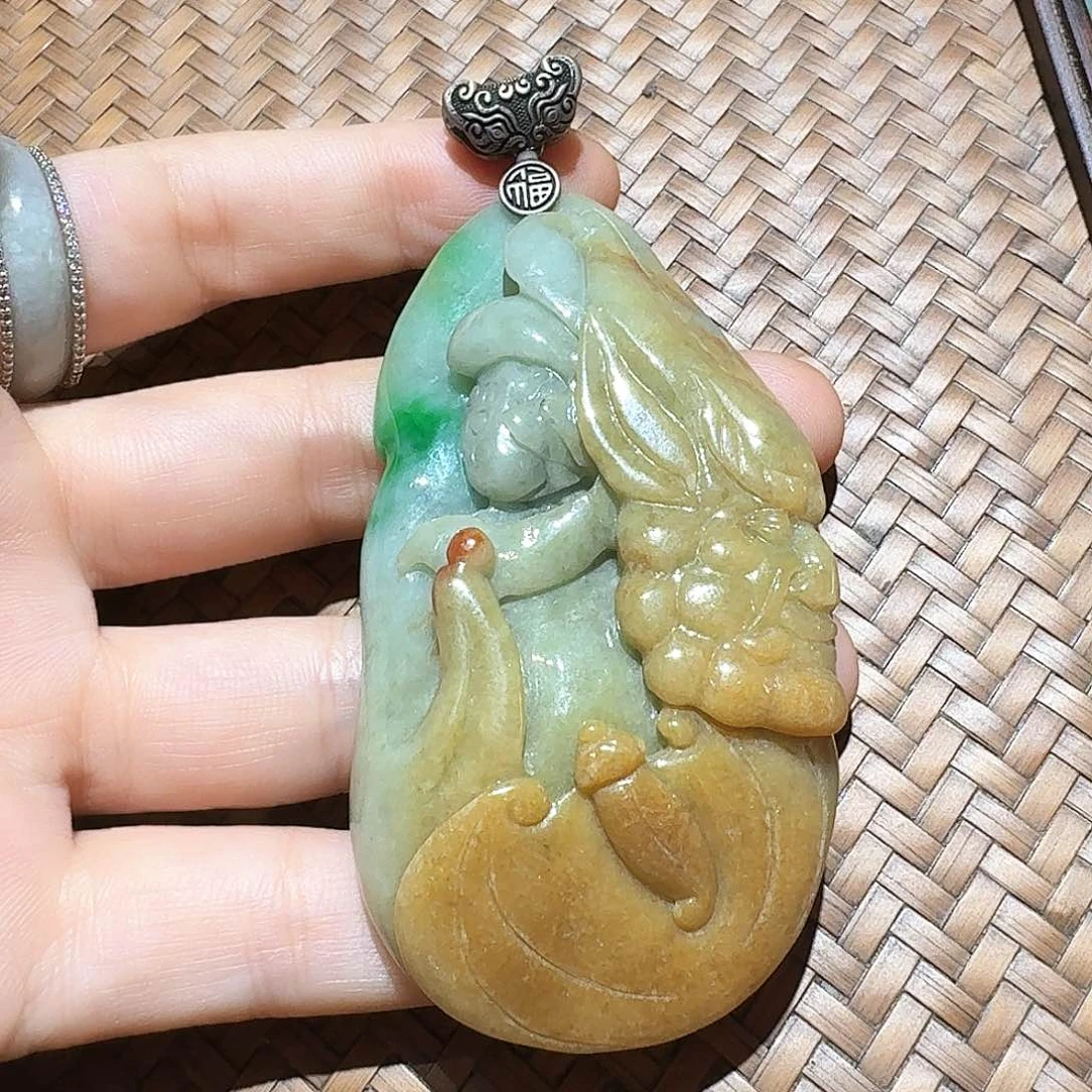 翡翠未镶嵌颈饰个性十足