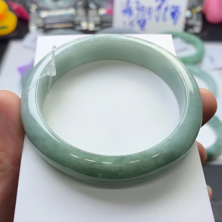 翡翠手镯未镶嵌翡翠手镯