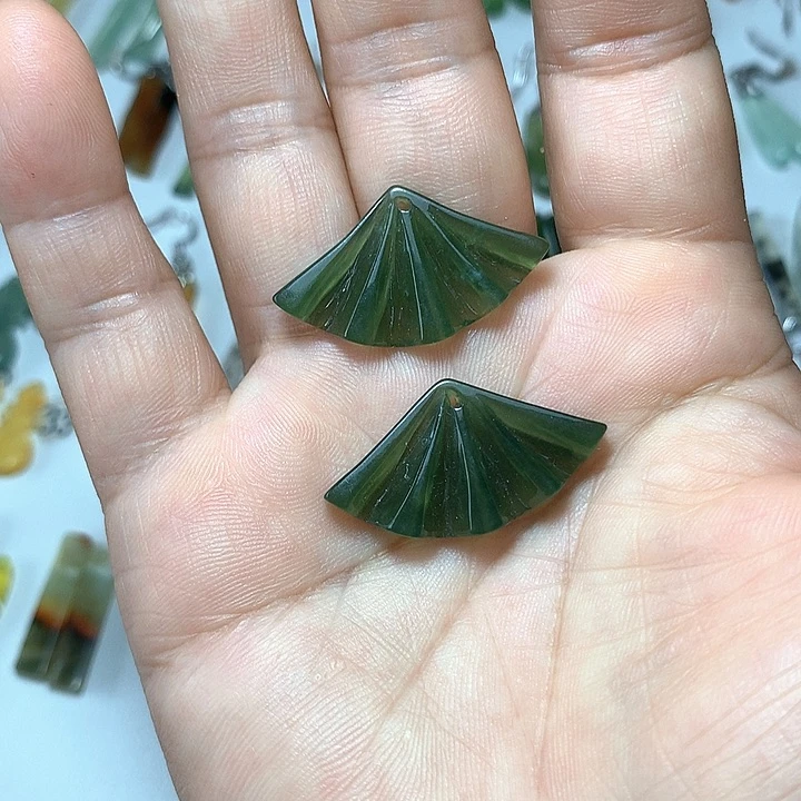 蛇纹石玉未镶嵌耳环