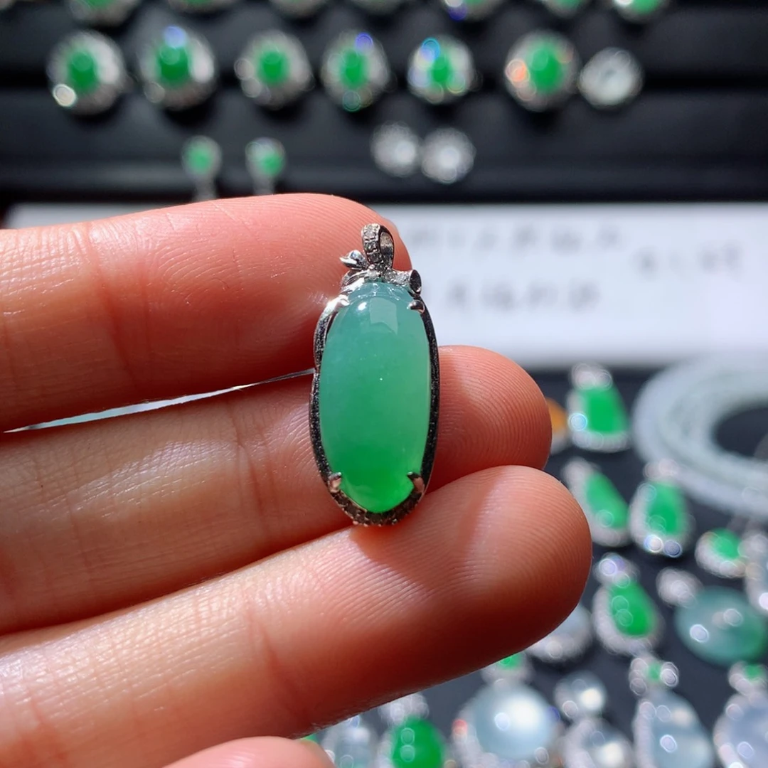 颈饰18K金镶嵌翡翠