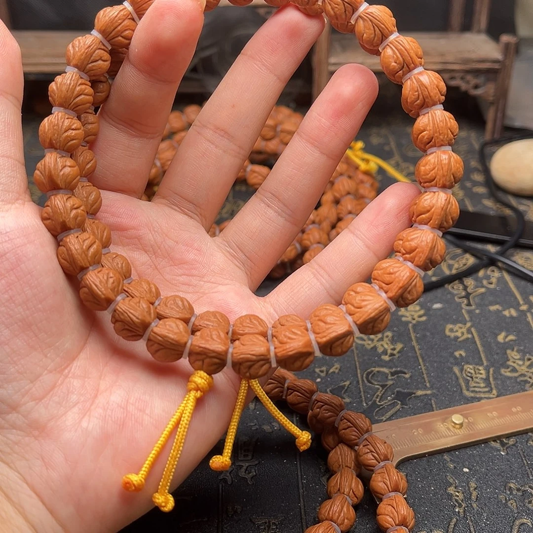 吊坠桃核玉龙手持