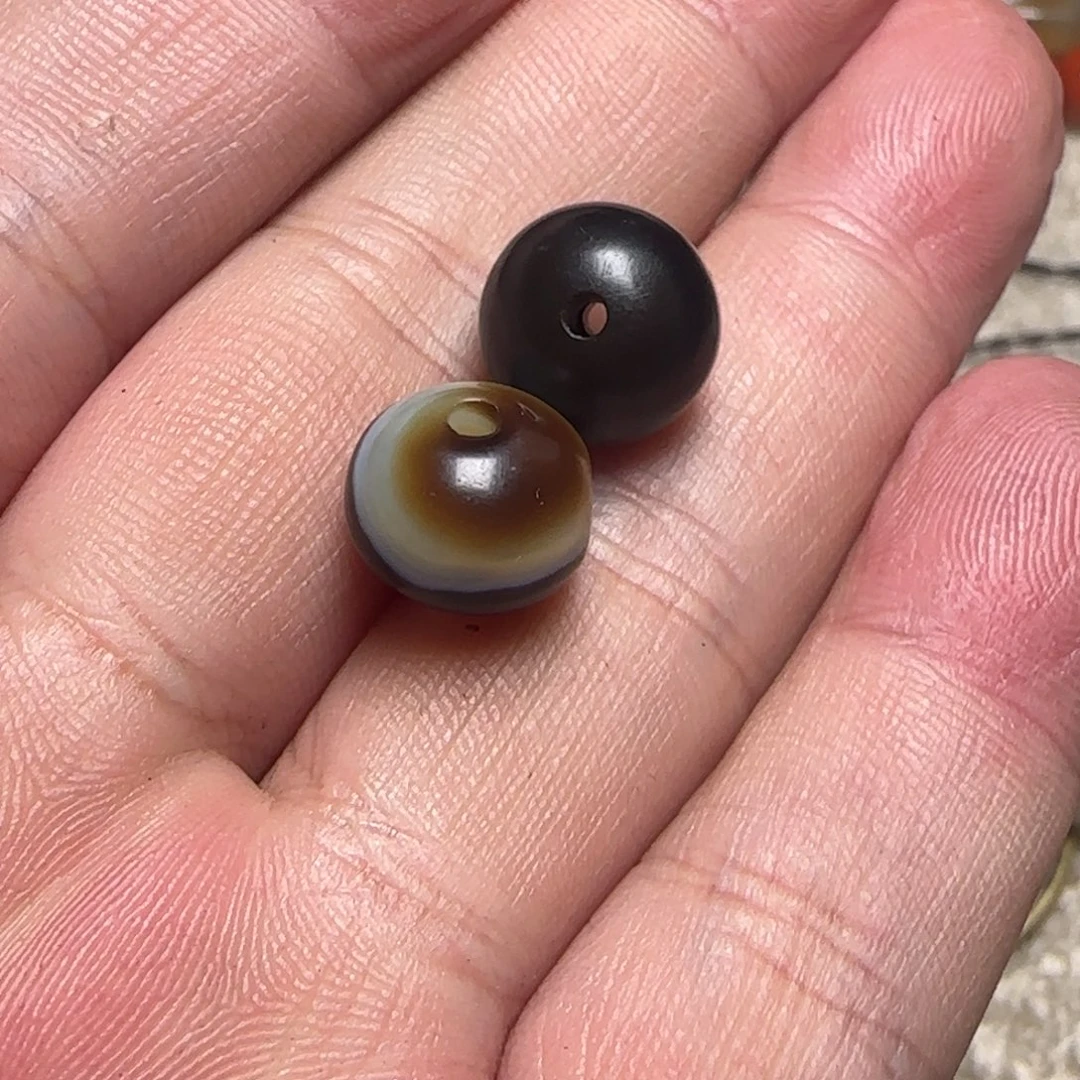 玛瑙/玉髓未镶嵌颈饰藏地回流。三张。