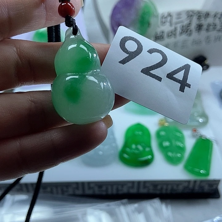 翡翠未镶嵌吊坠(赠链)