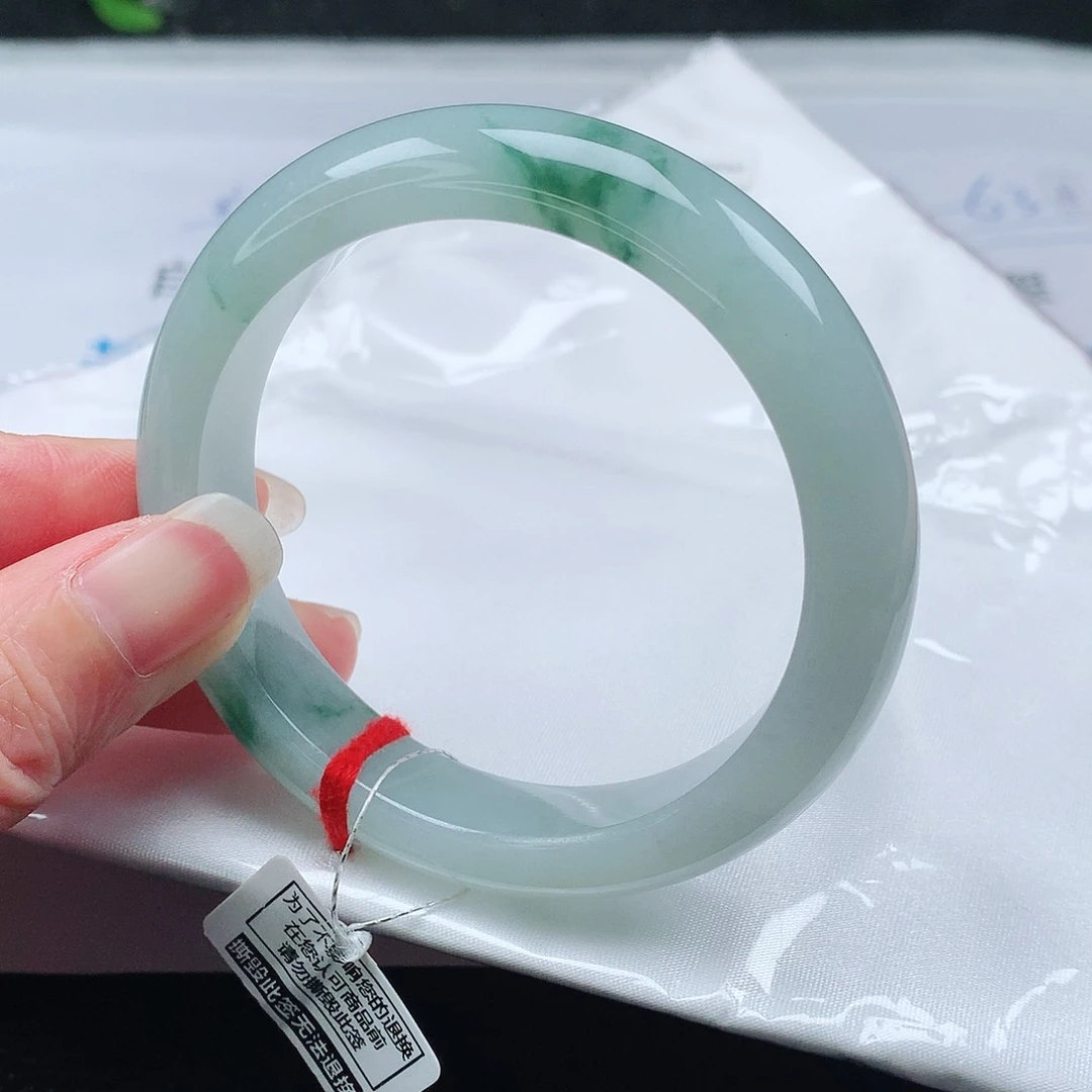 翡翠手镯未镶嵌55圈