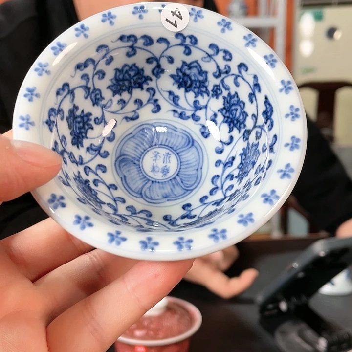 景德镇青花压手杯