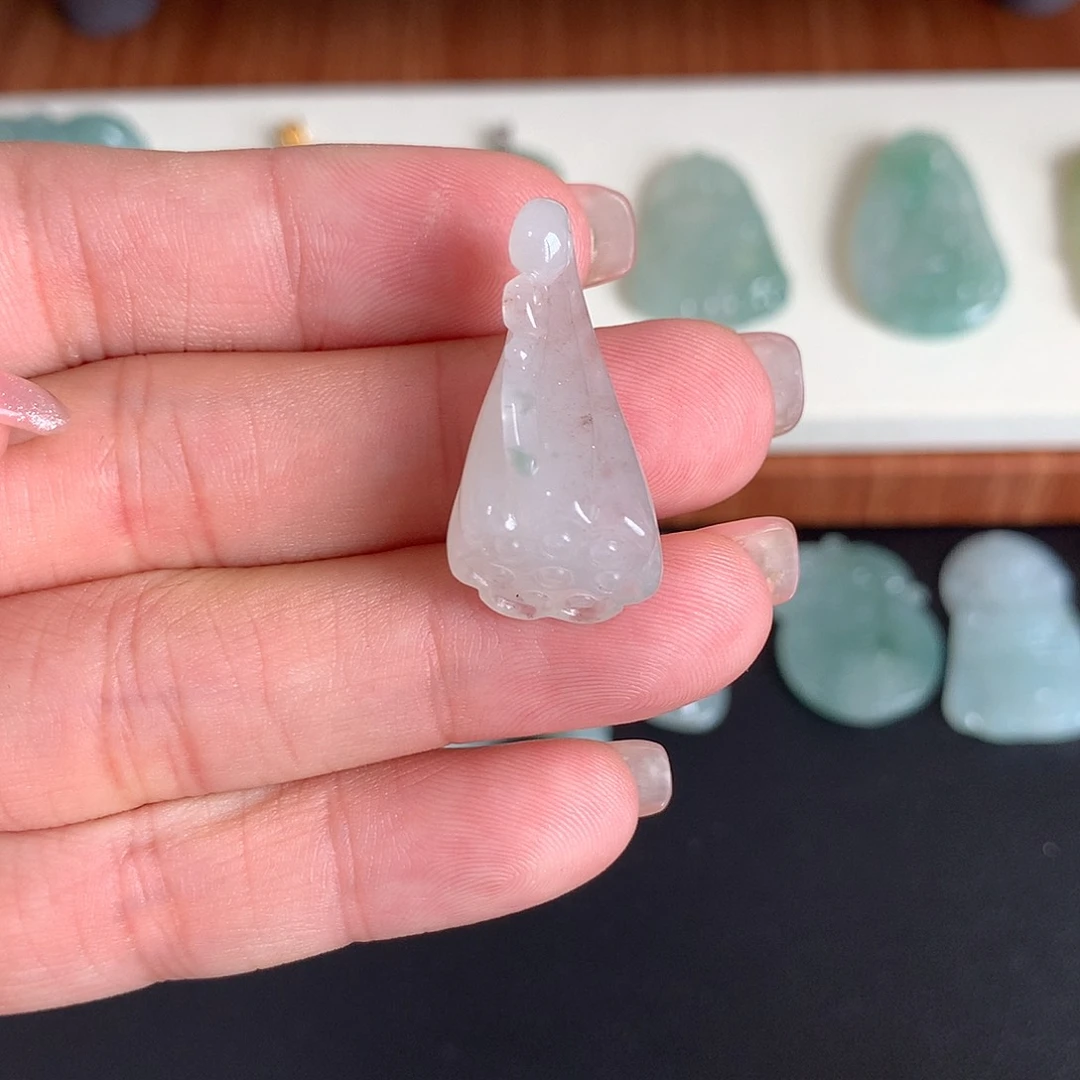 翡翠未镶嵌颈饰莲蓬