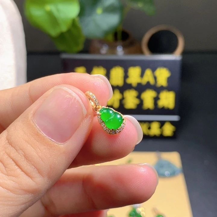颈饰18K金镶嵌翡翠吊坠