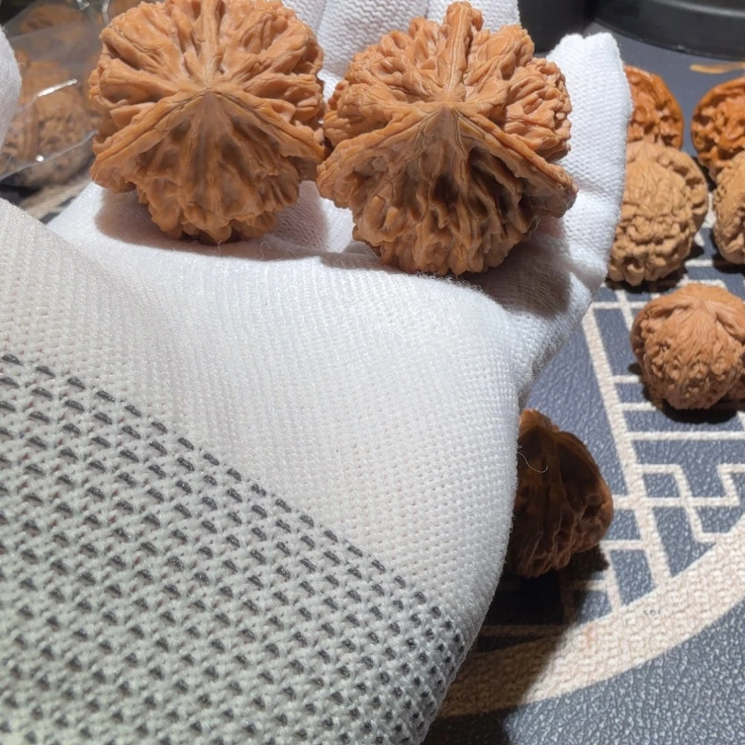 文玩核桃吊坠帝王正奔