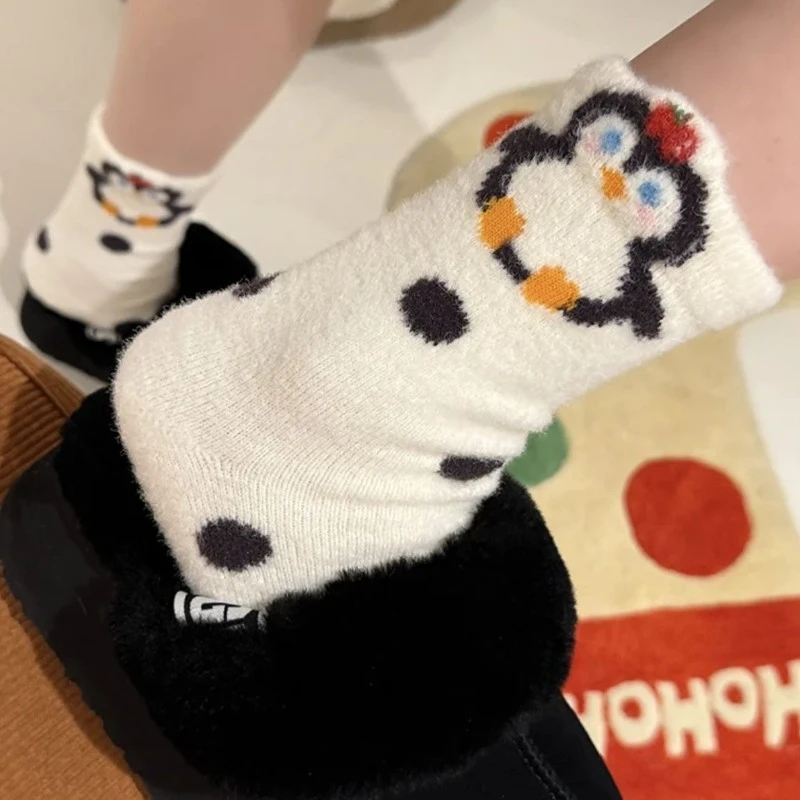 软软糯糯少女中筒袜子加厚居家毛绒地板袜秋冬卡通企鹅保暖袜ALY
