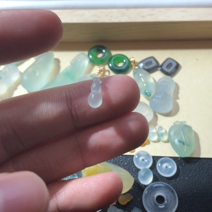 定制翡翠未镶嵌挂件