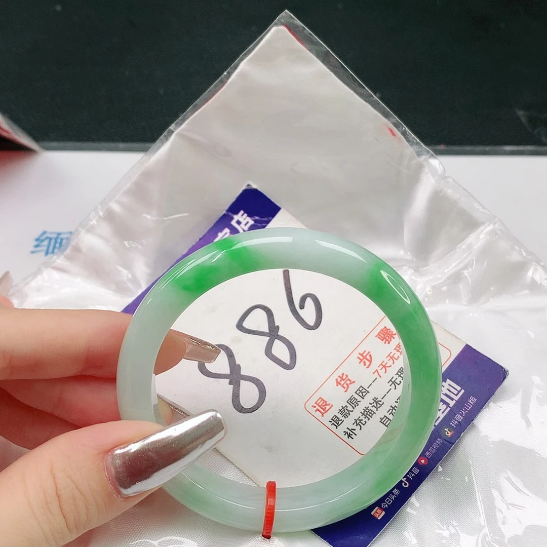 翡翠手镯未镶嵌下**子翡翠手镯