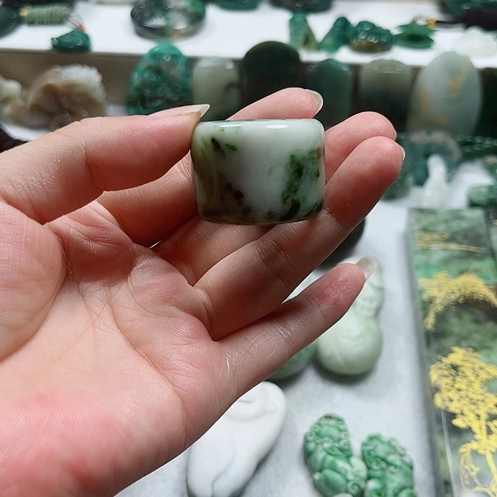 独山玉未镶嵌吊坠
