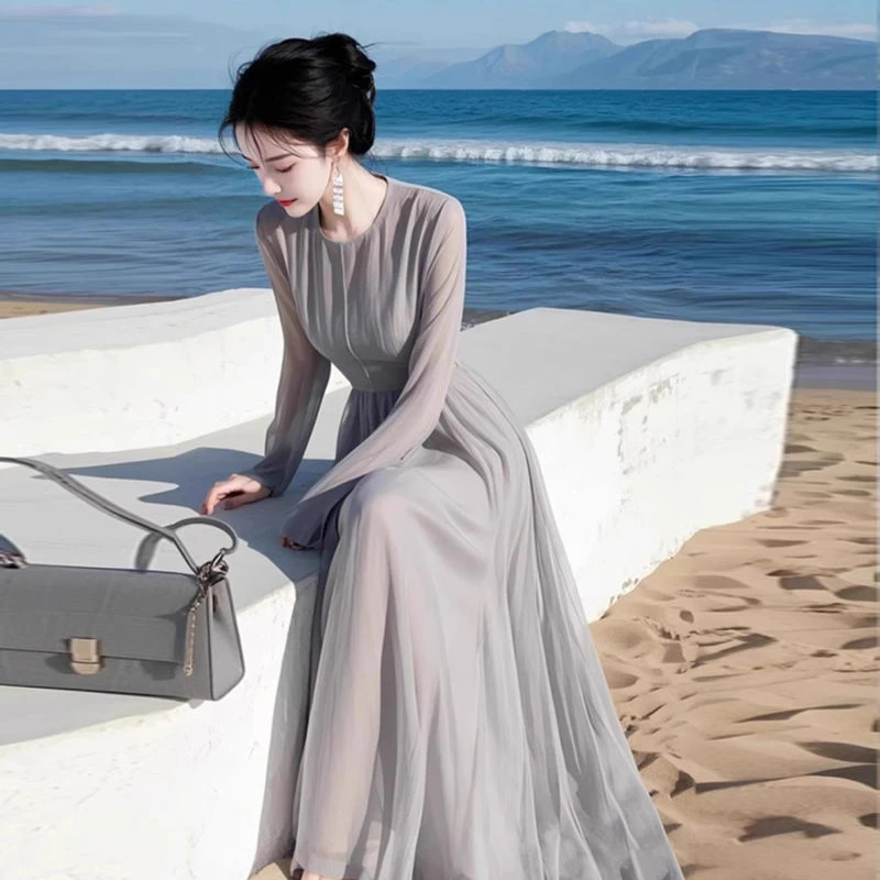 今年流行海边度假长裙女2025春季款法式气质绝美浅灰色雪纺连衣裙