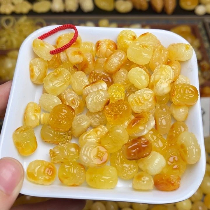 蜜蜡未镶嵌珠宝奇石鸡油黄满蜡俏色小貔貅一个 微微瑕