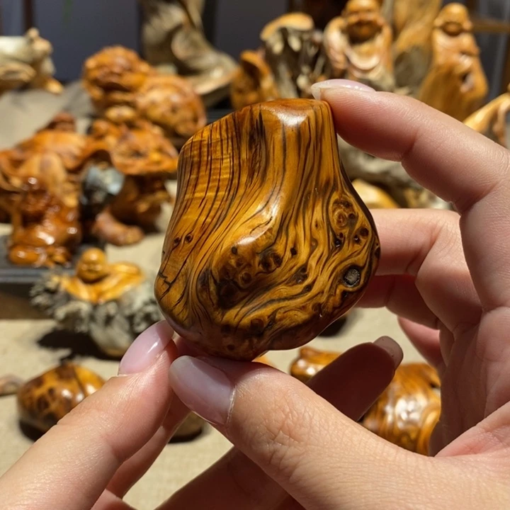 柏木随行虎皮手把件