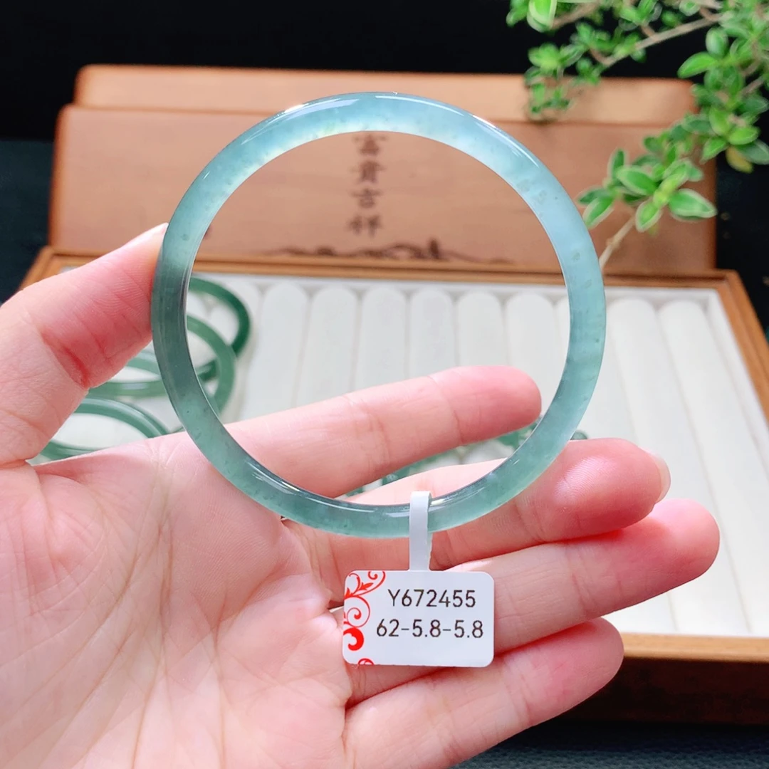 未镶嵌手镯（圆镯）翡翠