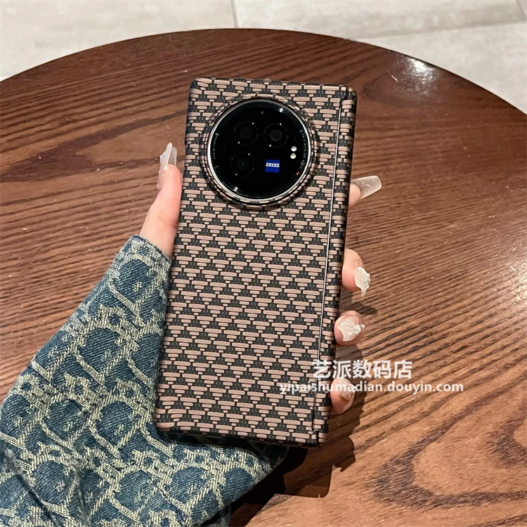 适用vivoxfold3手机壳xfold3pro商务三角碳纤维纹全包带中轴保护