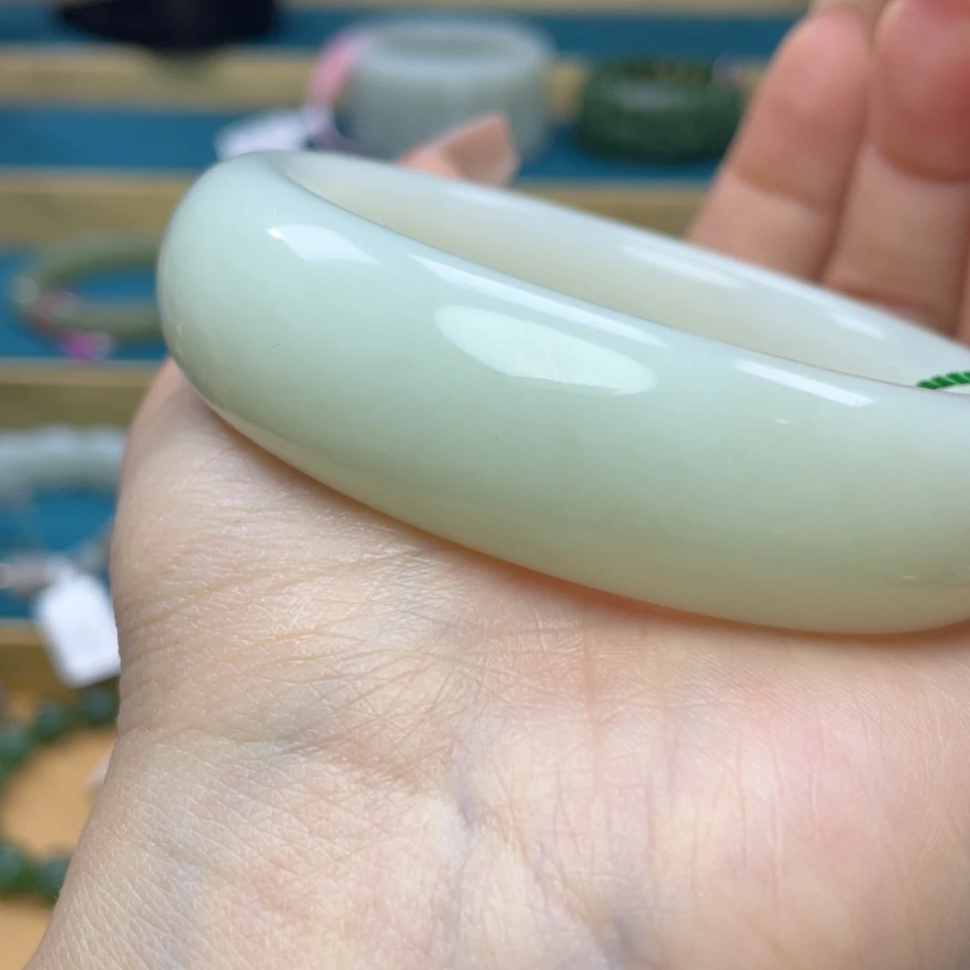 和田玉手镯60圈口。编号28未镶嵌