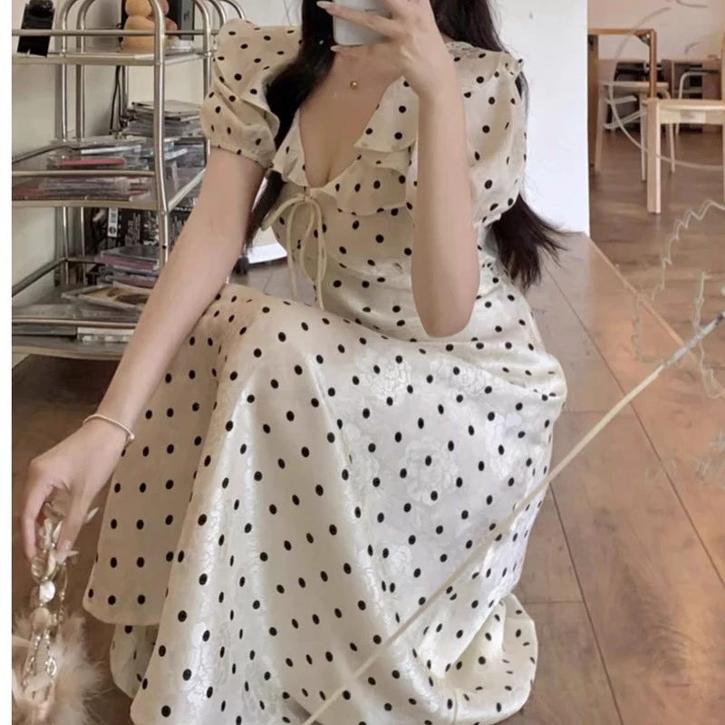 波点度假连衣裙女夏季2025收腰显瘦白色裙子大码温柔风法式荷叶边