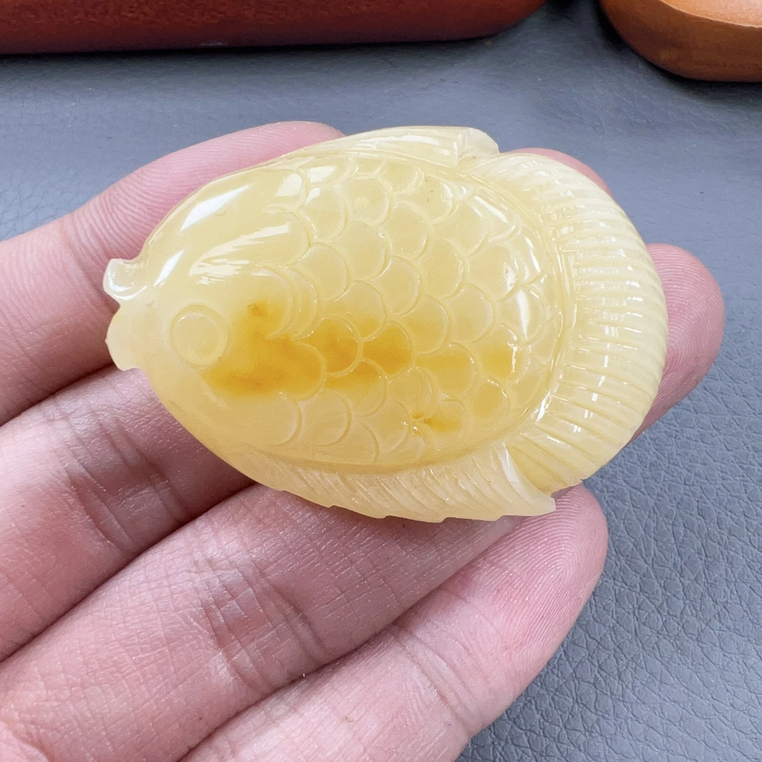 蜜蜡满密白花鱼牌吊坠46×35×10