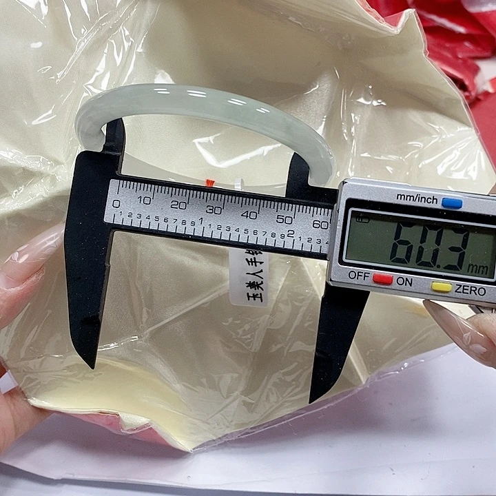 翡翠手镯未镶嵌122。