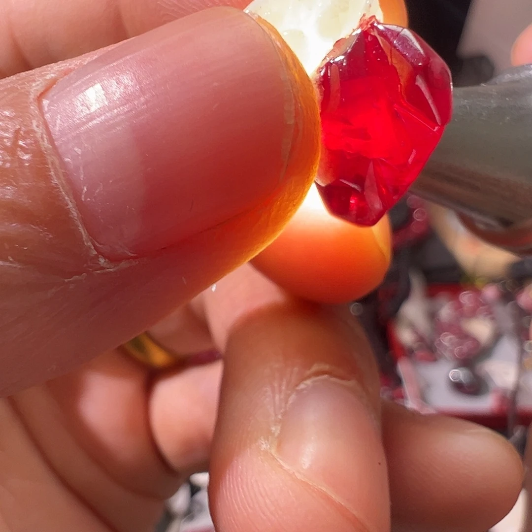 天然辰砂猴子矛头晶体吊坠