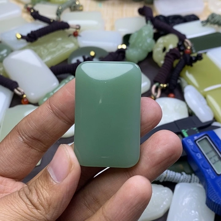 喵***愈和田玉未镶嵌颈饰