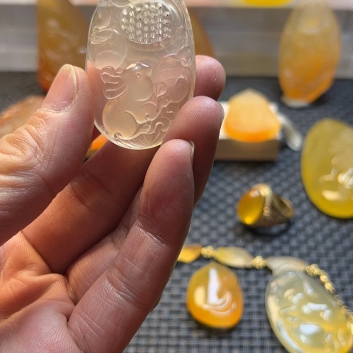 忙***碌石英质玉未镶嵌旦面