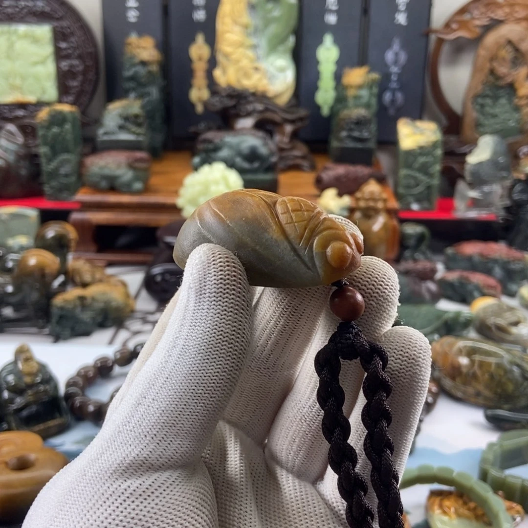 岫岩河磨玉（透闪石质玉）未镶嵌把件向*?
