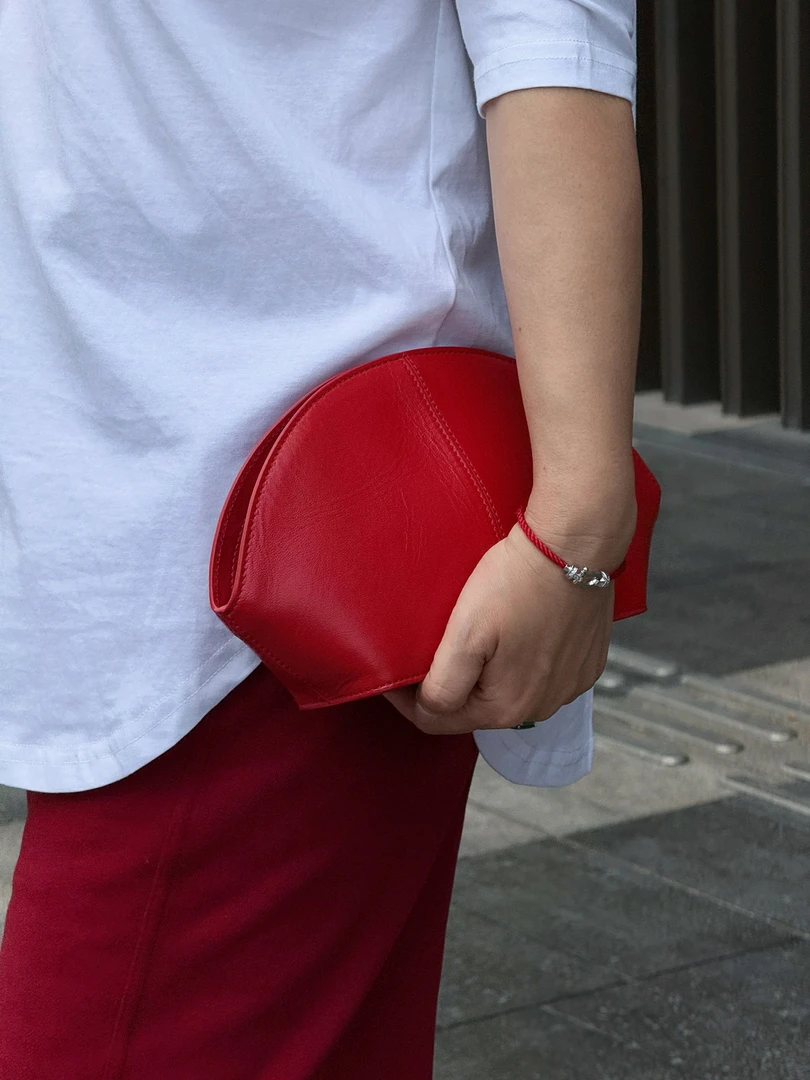 Fen姐【贝壳包】重磅意大利进口羊皮贝壳弧形亮面拉链手拿包16979